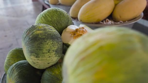 Stapel Rijpe Gele Oezbeekse Meloen Verschillende Tipes Markt Bazar Bukhara — Stockvideo