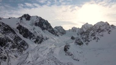 Dağ aralığının hava drone görüntüsü. Bakire beyaz karla kaplı. Kazakistan 'ın Almaty şehrindeki Tien Shan Dağı