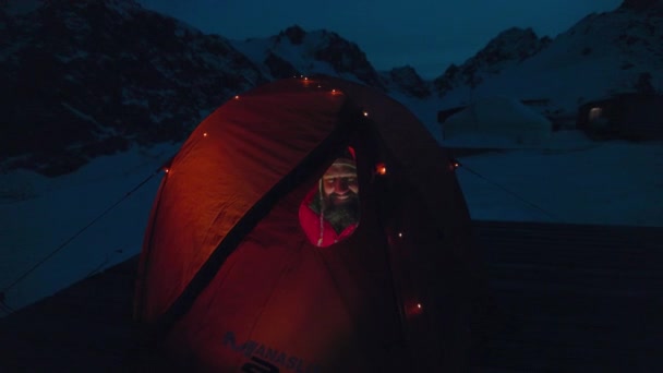 Homme Veste Rouge Assis Dans Une Tente Camp Avec Des — Video