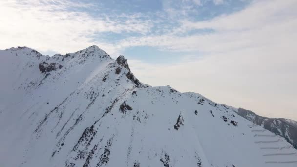 Dağ Aralığının Hava Drone Görüntüsü Bakire Beyaz Karla Kaplı Kazakistan — Stok video