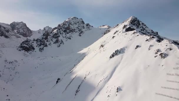 Vue Aérienne Par Drone Paysage Chaîne Montagnes Recouvert Neige Blanche — Video
