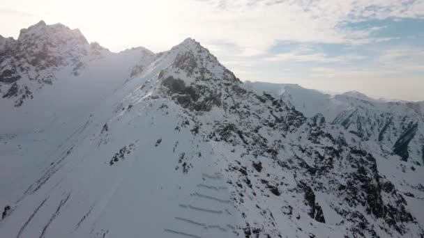 Letecký Pohled Horskou Krajinu Pokrytou Panenským Bílým Sněhem Tien Shan — Stock video