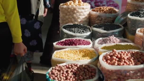 Lokale Straatmarkt Bazar Met Zak Vol Noten Gedroogd Fruit Bukhara — Stockvideo