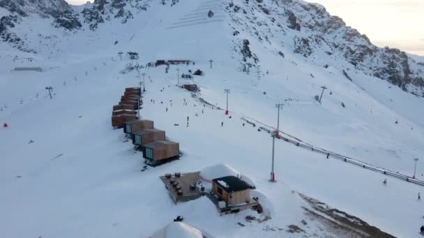 从空中俯瞰Shymbulak山滑雪场 上面覆盖着初生的白雪 哈萨克斯坦阿拉木图市天山山 — 图库视频影像