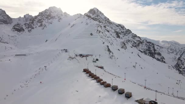 Vista Aérea Dron Estación Esquí Montaña Shymbulak Cubierta Nieve Blanca — Vídeos de Stock