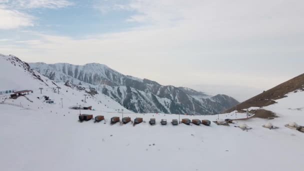 Vista Aérea Dron Estación Esquí Montaña Shymbulak Cubierta Nieve Blanca — Vídeos de Stock