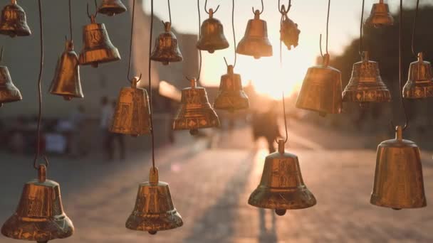 古い伝統的な青銅と黄金の鐘は ウズベキスタンのストリートマーケットで 中央アジアのシルクロードを旅する — ストック動画
