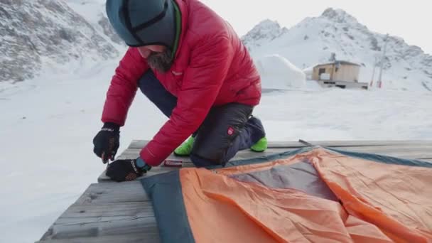 Γενειοφόρος Άντρας Στήνει Πορτοκαλί Σκηνή Κάμπινγκ Στη Χειμερινή Ορεινή Φύση — Αρχείο Βίντεο