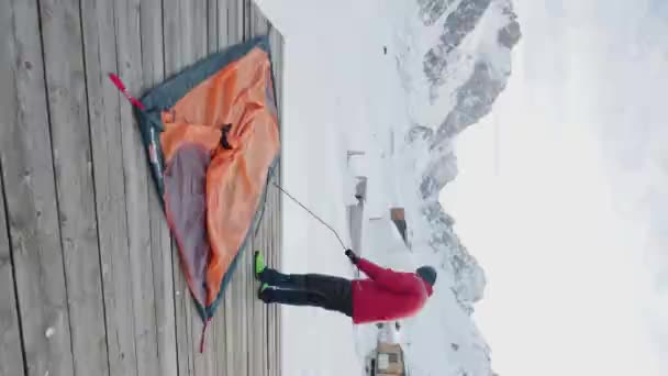 Vertical Video Hombre Barbudo Configuración Naranja Tienda Campaña Invierno Naturaleza — Vídeo de stock