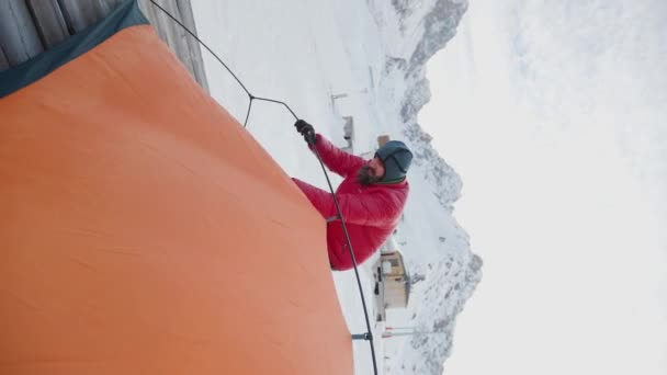 Video Verticale Uomo Barbuto Allestimento Tenda Campeggio Arancione Inverno Natura — Video Stock