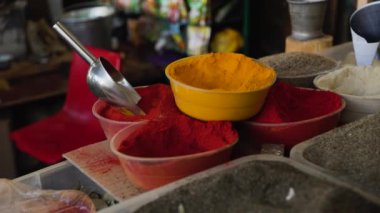 Özbekistan, Buhara 'daki sokak pazarında sarı zerdeçal tozu, kırmızı biber ve karabiber renkli baharat..