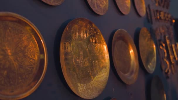 Oude Traditionele Bronzen Gouden Borden Gerechten Souvenirs Straat Markt Bukhara — Stockvideo