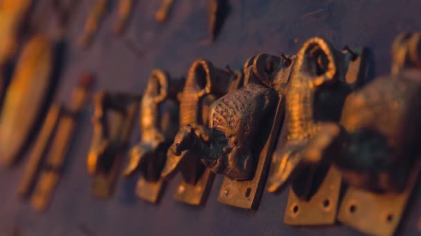 Старі Традиційні Бронзові Золоті Статуетки Тварин Сувеніри Верблюдів Алігаторів Вуличному — стокове відео