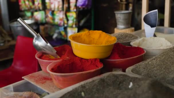 우즈베키스탄의 부하라 시장에서 노란색 고추의 다채로운 향신료 — 비디오
