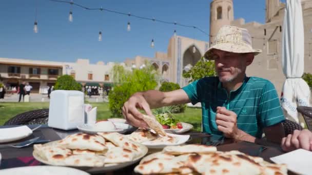 Muž Turista Klobouku Jíst Uzbecké Kuchyně Jídlo Samsa Nebo Sambousak — Stock video