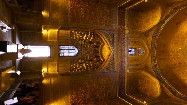 位于乌兹别克斯坦撒马尔罕Tamerlane陵墓的Gur Emir清真寺金色穹顶的内部 — 图库视频影像