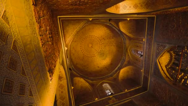 位于乌兹别克斯坦撒马尔罕Tamerlane陵墓的Gur Emir清真寺金色穹顶的内部 — 图库视频影像