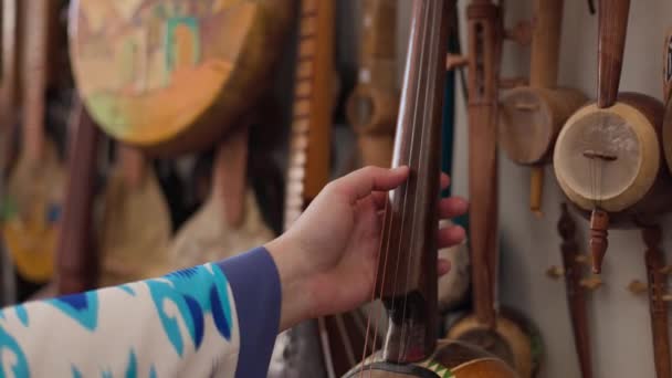 Vrouw Aanraking Met Hand Lokale Traditionele Muziekinstrumenten Bukhara Markt Oezbekistan — Stockvideo