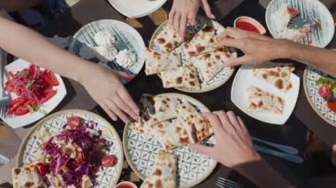 Özbek mutfak yemekleri ve Samsa veya Sambousak 'ı, Özbekistan' ın orta Asya kentindeki Buhara kentindeki restorantta yenen insan elleri görülüyor.