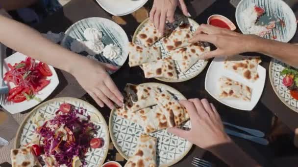 人々の手のトップビューは 中央アジアのウズベキスタンのブハラ ウズベキスタンの古い町のレストランの国立プレートでウズベキスタンの料理とサムサまたはサンボエを食べています — ストック動画