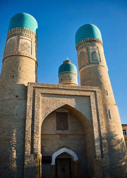 Vieille Madrasah Mineure Avec Quatre Tours Minaret Nid Cigogne Sommet — Photo