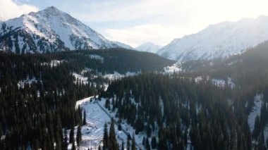 Dağ aralığının hava drone görüntüsü. Bakire beyaz karla kaplı. Kazakistan 'ın Almaty şehrindeki Tien Shan Dağı