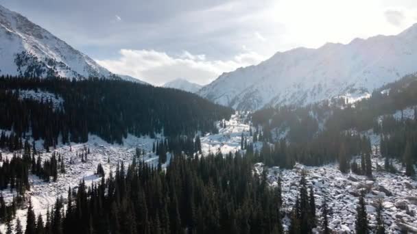 Вид Высоты Беспилотника Горный Хребет Покрытый Девственным Белым Снегом Гора — стоковое видео