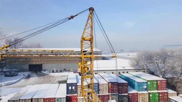 Színes Szállítótartály Sárga Rakománydaru Hóban Raktárban Télen Export Import Üzletág — Stock videók
