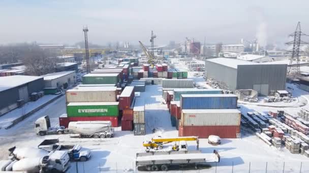 Bunte Container Und Gelber Frachtkran Schnee Auf Dem Lagerplatz Zur — Stockvideo