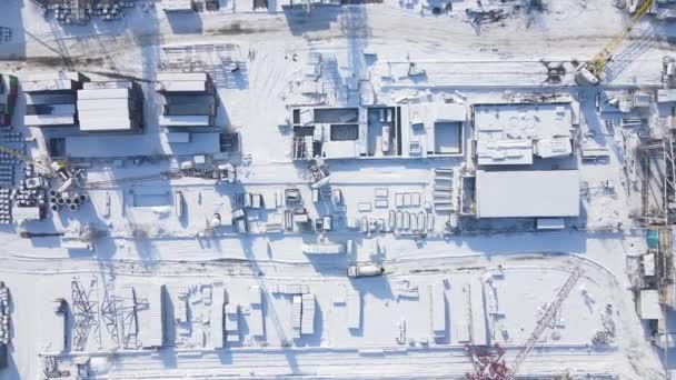 Αεροφωτογραφία Μίκτη Σκυροδέματος Κοντά Κοντέινερ Και Γερανό Φορτίου Στο Χιόνι — Αρχείο Βίντεο