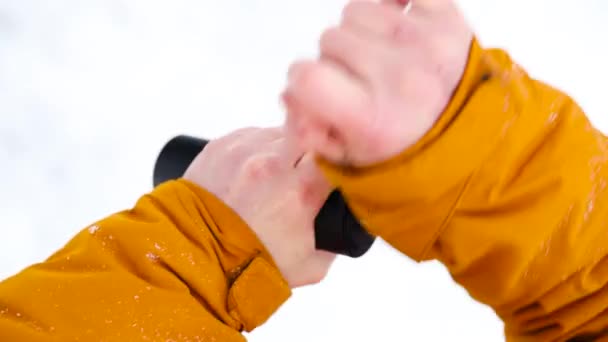 Κατακόρυφο Βίντεο Τον Άνθρωπο Αλέθει Κόκκους Καφέ Χειροκίνητο Μύλο Κίτρινο — Αρχείο Βίντεο