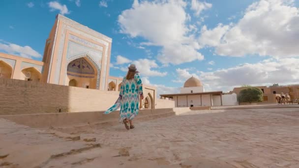 Retrato Mujer Joven Vestido Étnico Con Adorno Azul Sombrero Caminando — Vídeo de stock