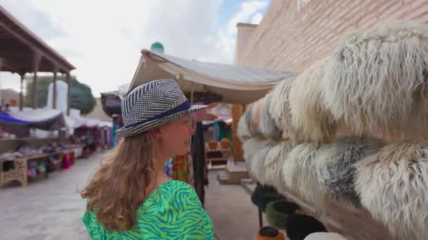 Молодая Женщина Зеленом Платье Шляпе Ходит Площади Рядом Рынком Минаретом — стоковое видео