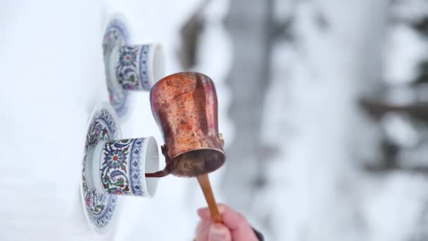 人間の垂直ビデオは 山の銅の凍結からコーヒーを準備します スローモーションで民族装飾でアイブリックからトルコのカップに飲料を注ぐ — ストック動画