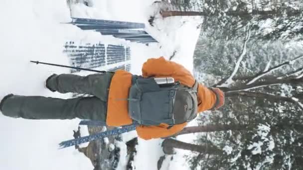 Κάθετο Βίντεο Του Man Yellow Jacket Σακίδιο Πεζοπορία Στα Βουνά — Αρχείο Βίντεο