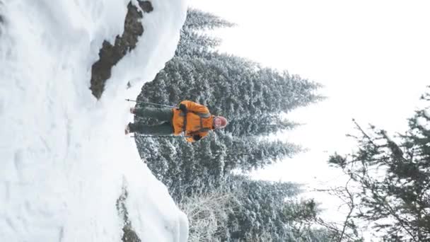 Video Vertikal Man Yellow Jacket Backpack Hiking Mountains Gaovo Spruce — Stok Video