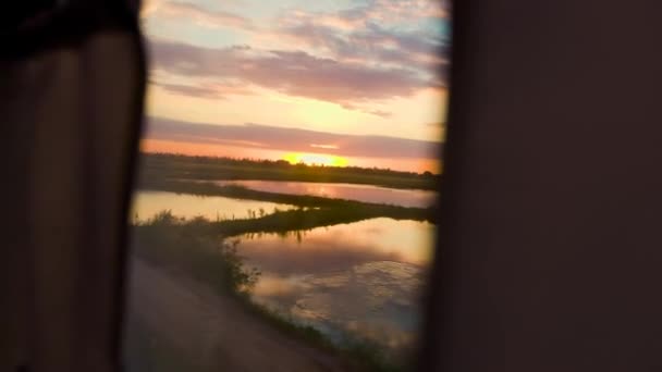Красивый Светящийся Вид Закат Окон Занавесками Старого Узбекского Поезда Поездка — стоковое видео