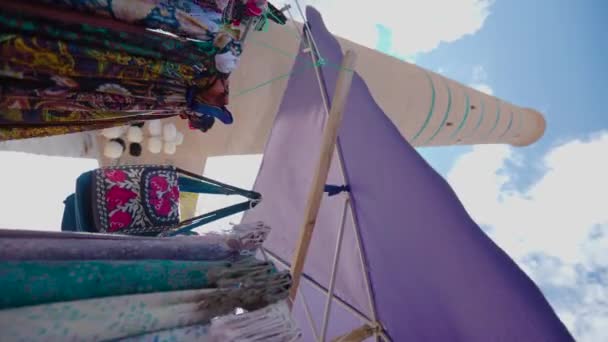 Ethnische Bunte Stoffe Taschen Und Schals Mit Traditionellen Usbekischen Ornamenten — Stockvideo