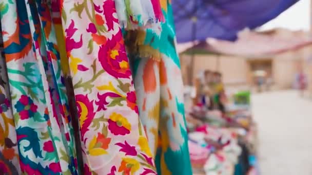 우즈베키스탄 아시아에서 슬로우 모션으로 시장에 전통적인 우즈베키스탄 다채로운 스카프 — 비디오