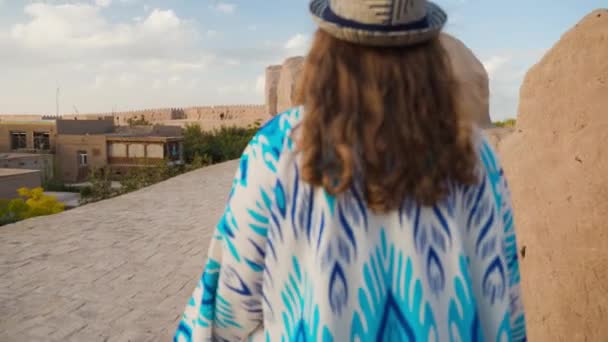 Porträt Einer Jungen Frau Ethnischer Kleidung Mit Blauem Ornament Und — Stockvideo