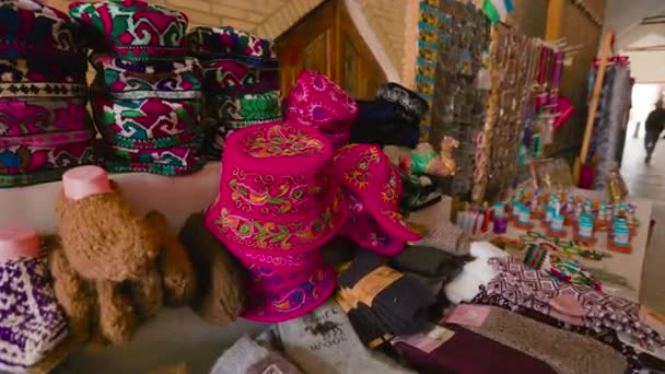 Этнические Красочные Ткани Шляпа Традиционный Узбекский Орнамент Уличном Рынке Хиве — стоковое видео