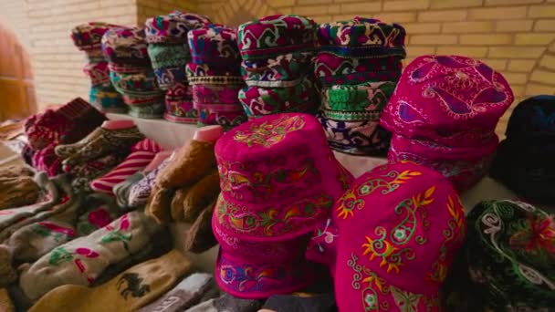Ethnische Bunte Stoffe Und Hüte Traditionelle Usbekische Ornamente Auf Dem — Stockvideo