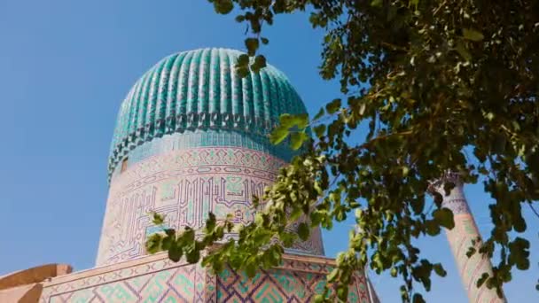 Krásná Starobylá Kupole Gur Emirova Mauzolea Proti Modré Obloze Samarkandu — Stock video