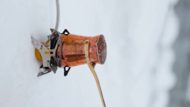 人的垂直视频用山上的铜切兹夫在煤气炉上煮咖啡 从Ibrik到慢镜头制作饮料 — 图库视频影像