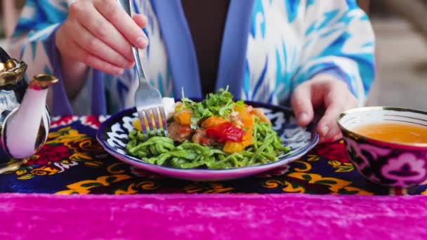 Woman Eating Shivit Osh Khorezm Lagman Green Noodles Meat Vegetables — Stock Video