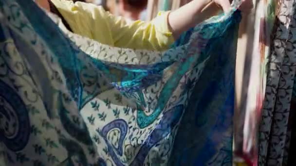 Femeia Alege Țesătură Etnică Colorată Eșarfă Mătase Ornament Tradițional Uzbekistan — Videoclip de stoc