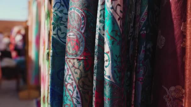 在乌兹别克斯坦基瓦和中亚 街头市场上流动缓慢的五彩缤纷的民族传统装饰品布和围巾 — 图库视频影像