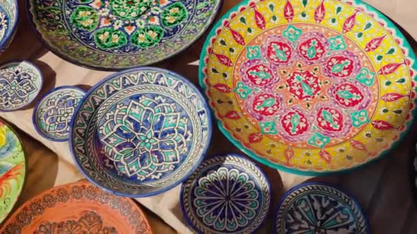 Dekorativa Keramiska Färgglada Plattor Med Traditionella Uzbekistan Prydnad Gatumarknaden Khiva — Stockvideo