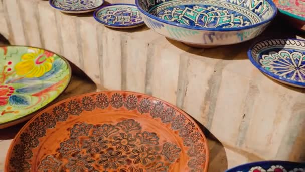 Διακοσμητικά Κεραμικά Πολύχρωμα Πιάτα Παραδοσιακό Στολίδι Του Ουζμπεκιστάν Στην Αγορά — Αρχείο Βίντεο