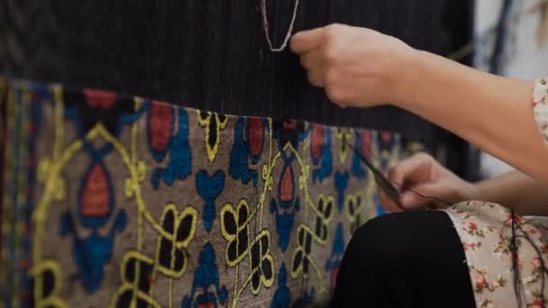Detailaufnahme Einer Frau Beim Weben Von Teppichen Einem Handwerksbetrieb Chiwa — Stockvideo
